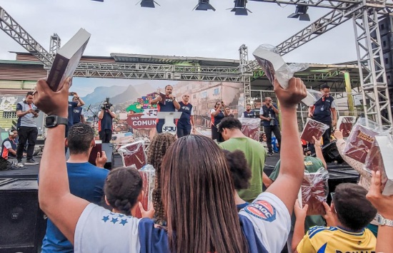 postDistribui mais de 2 mil Bíblias e leva esperança após confrontosna categoriaUniversal do Rio de Janeiro