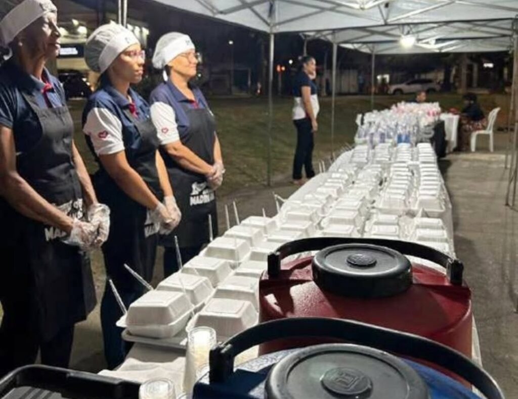 Anjos da Madrugada realizam ação social no centro de Salvador (BA)