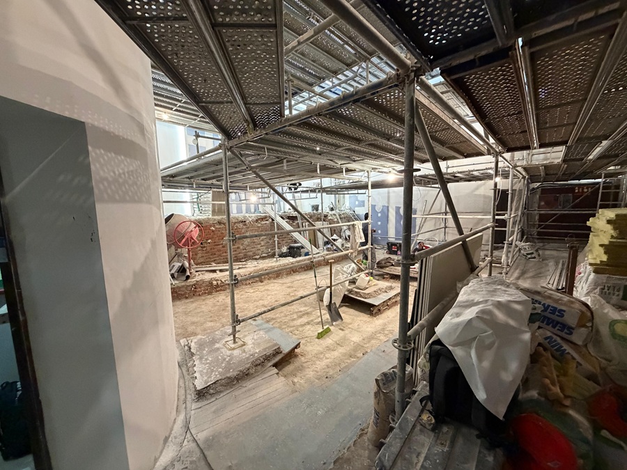 Universal na Espanha celebra 34 anos com inauguração do novo Altar em Madrid