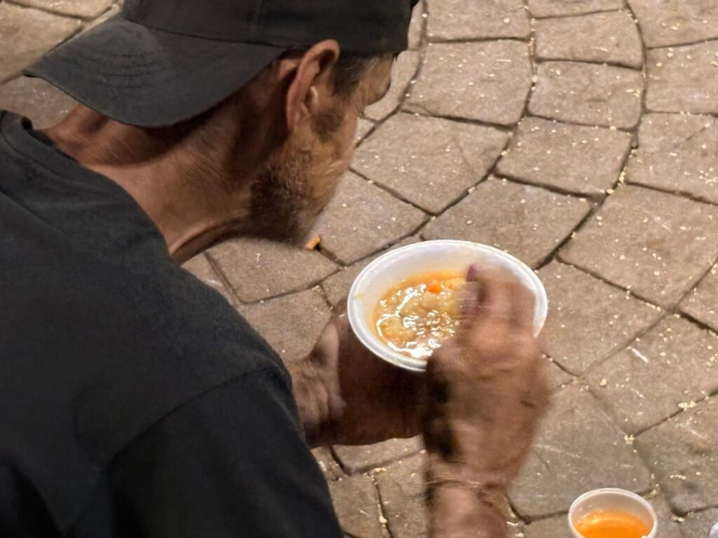 Em noite de frio, Anjos da Madrugada beneficia mais de 100 pessoas em Bauru (SP)