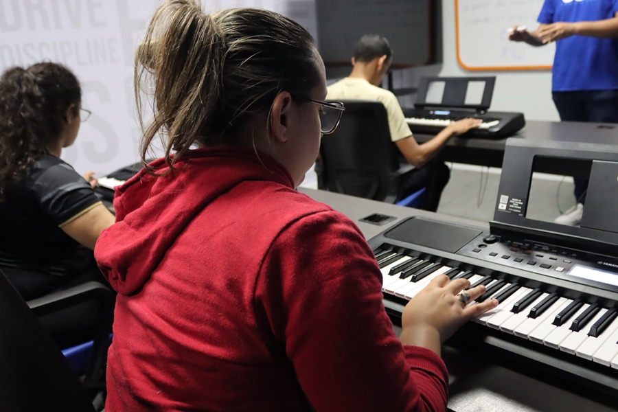FJU e USE investem na formação de jovens por meio da arte e da capacitação